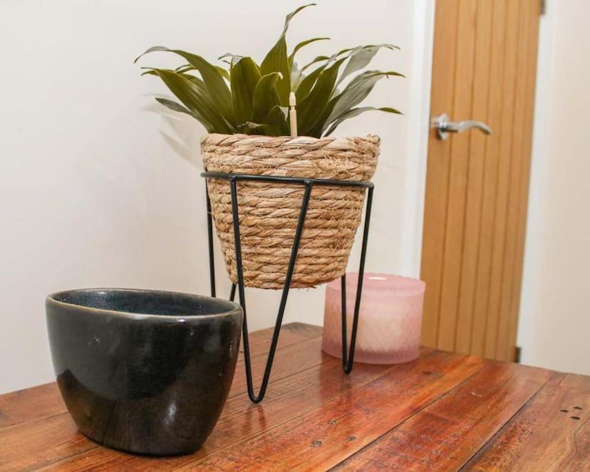 No25-Luxe Living Guest House- 2 Bed-Wifi-Free Parking-City- Beach Swansea Esterno foto
