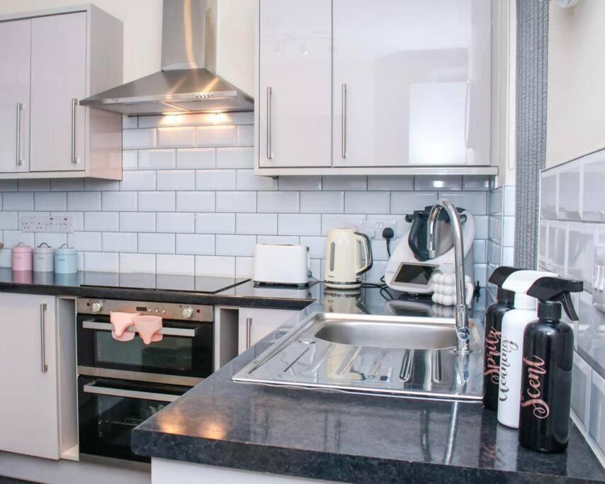 No25-Luxe Living Guest House- 2 Bed-Wifi-Free Parking-City- Beach Swansea Esterno foto